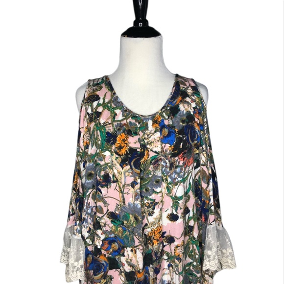 She + Sky Cold Shoulder Floral Lace Dress - Picture 3 of 6